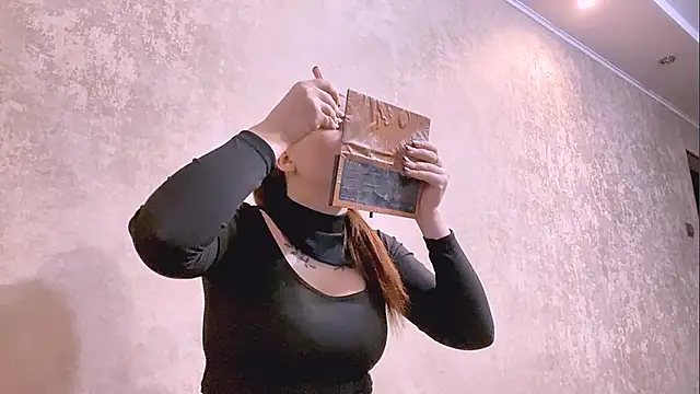 Snapshot of EveCrotts chatting on November 2025 12:23:02 PM EveCrotts online show from November 2025 12:23:02 PM