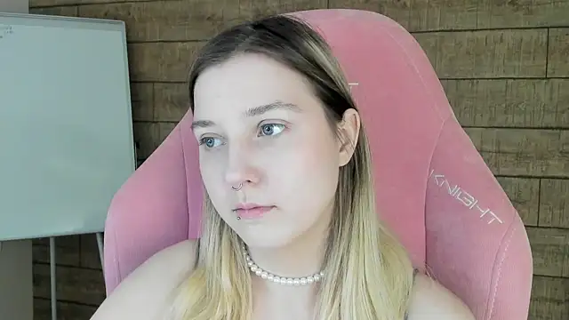 Snapshot of TinnaBurton chatting on July 2026 04:23:01 PM TinnaBurton online show from July 2026 04:23:01 PM