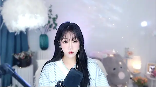 Snapshot of Laura_520 chatting on November 2025 12:42:01 AM Laura 520 online show from November 2025 12:42:01 AM