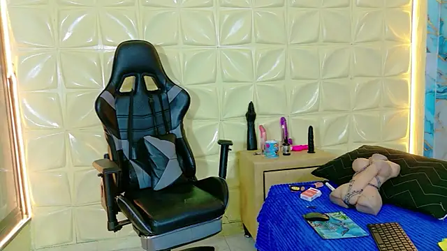 lunabustygirl online show from March 2026 01:40:02 PM