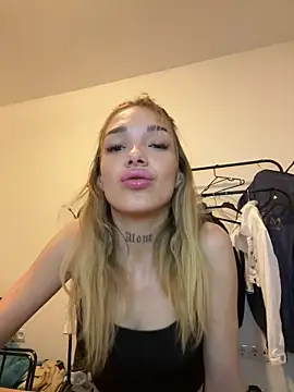 Snapshot of lunababy77 chatting on November 2025 04:13:02 PM lunababy77 online show from November 2025 04:13:02 PM