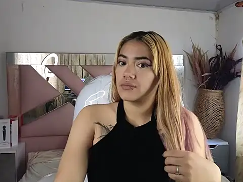 Snapshot of KloeeCavallier chatting on February 2026 12:06:02 PM KloeeCavallier online show from February 2026 12:06:02 PM