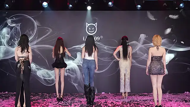 Snapshot of LU-909 chatting on November 2025 08:06:02 AM LU-909 online show from November 2025 08:06:02 AM