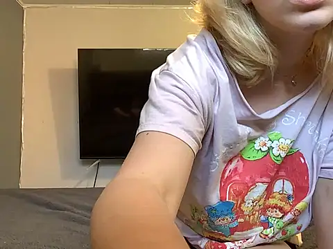 chaton blanche online show from April 2026 07:12:01 PM