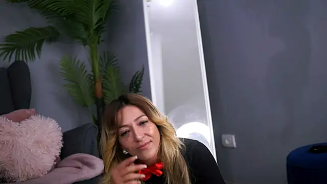 JuliaHyde online show from November 2025 03:18:02 AM