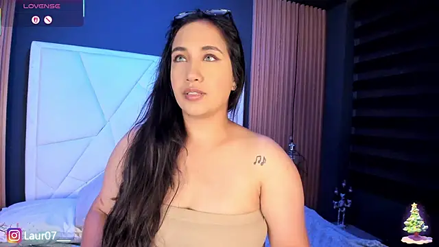 Lauroberts7 online show from December 2025 03:44:02 AM
