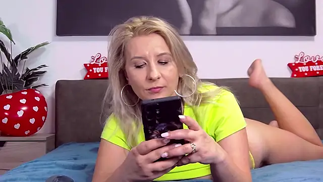 Snapshot of KaylinJan chatting on February 2026 06:39:01 PM KaylinJan online show from February 2026 06:39:01 PM