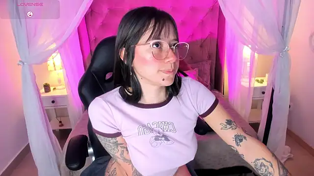 Snapshot of Annie_Petters chatting on July 2026 01:26:01 PM Annie Petters online show from July 2026 01:26:01 PM