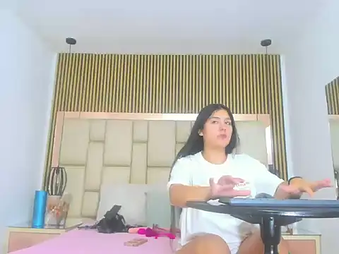 Snapshot of HannaANDcherri chatting on November 2025 08:09:01 PM HannaANDcherri online show from November 2025 08:09:01 PM