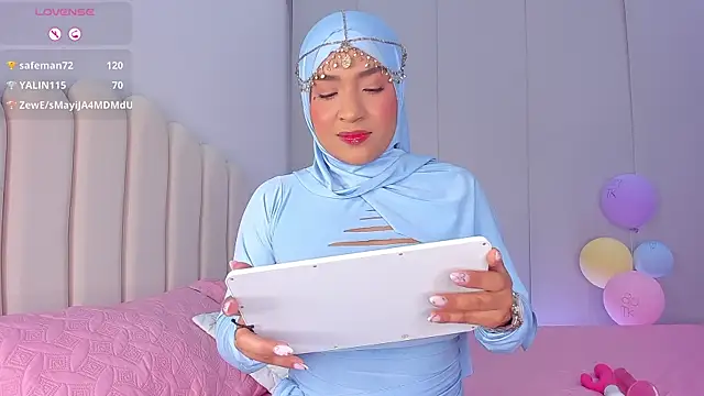 Amira-Zahra online show from May 2026 10:28:01 PM