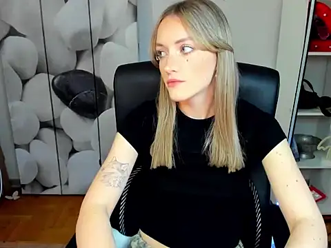 Snapshot of EvelynBlond chatting on November 2025 01:35:02 PM EvelynBlond online show from November 2025 01:35:02 PM