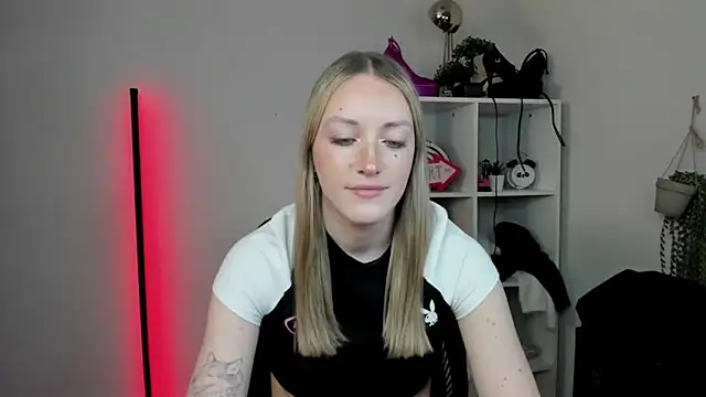 EvelynBlond online show from April 2026 01:41:01 PM