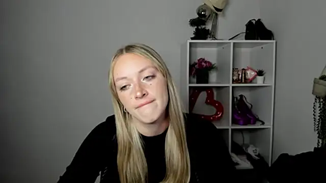 Snapshot of EvelynBlond chatting on July 2026 12:33:02 PM EvelynBlond online show from July 2026 12:33:02 PM