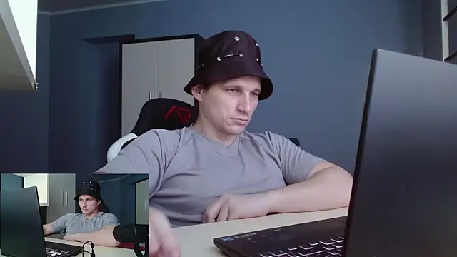 Poliglotjoe1 online show from February 2026 02:21:02 PM