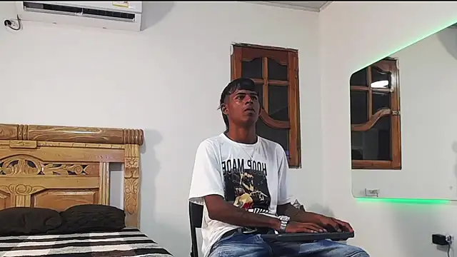 Snapshot of black_boy22_ chatting on November 2025 02:01:02 AM black boy22 online show from November 2025 02:01:02 AM