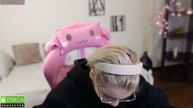 Megan Lora online show from November 2025 01:29:01 AM