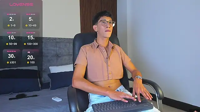 Snapshot of alan_bless18 chatting on November 2025 08:41:02 PM alan bless18 online show from November 2025 08:41:02 PM