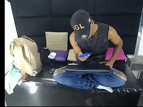 Straight latinX online show from November 2025 03:20:02 AM