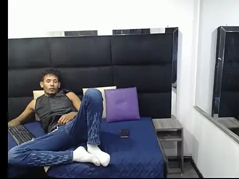 Straight latinX online show from November 2025 04:16:01 AM