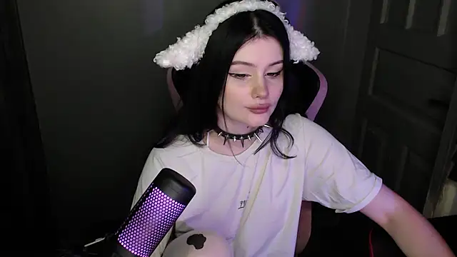 Moon raven online show from February 2026 11:21:02 PM