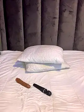 cuddlegiantbear online show from November 2025 04:13:02 AM