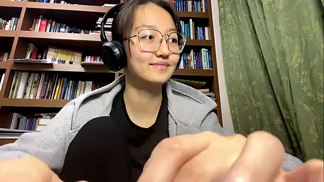 LinaClous online show from December 2025 01:37:02 PM