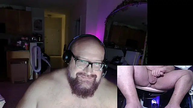 Snapshot of BigBearforCuddles chatting on April 2026 03:02:01 AM BigBearforCuddles online show from April 2026 03:02:01 AM