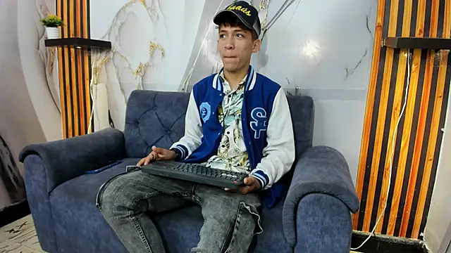 Snapshot of Alex_LatinBoy18 chatting on November 2025 09:36:01 PM Alex LatinBoy18 online show from November 2025 09:36:01 PM