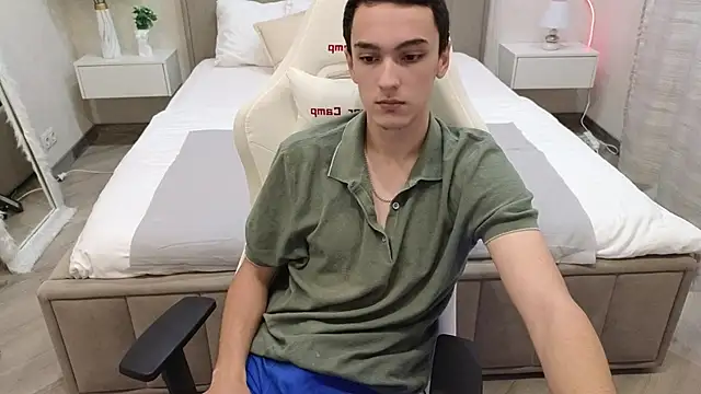 Snapshot of MoonlinSkinn chatting on November 2025 08:15:01 AM MoonlinSkinn online show from November 2025 08:15:01 AM