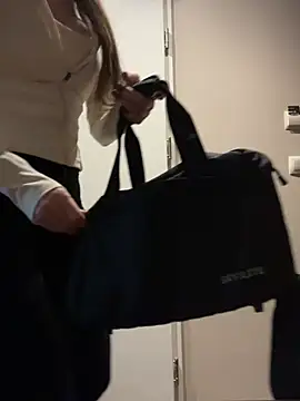 TomilaSi online show from April 2026 03:17:02 PM