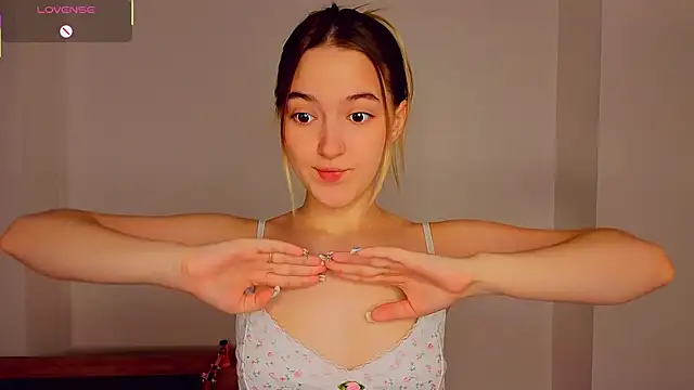 Snapshot of MarySparkl chatting on November 2025 06:12:01 PM MarySparkl online show from November 2025 06:12:01 PM