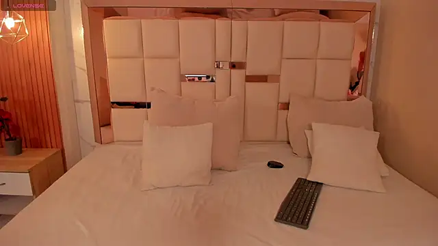 Snapshot of samantha_quinnn chatting on June 2026 05:08:02 AM samantha quinnn online show from June 2026 05:08:02 AM