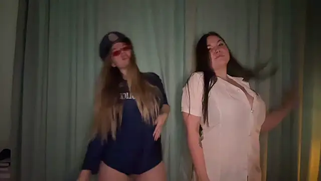 LunaAndFire online show from December 2025 02:15:01 PM