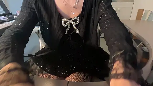 Snapshot of sam_in_transition chatting on December 2025 11:28:01 AM sam in transition online show from December 2025 11:28:01 AM