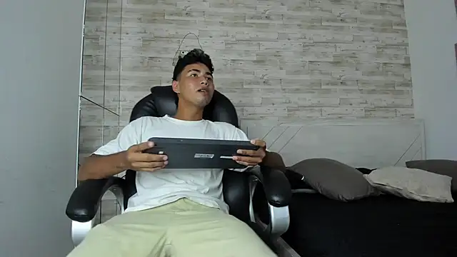 Snapshot of Simon_Pernia chatting on December 2025 06:57:02 PM Simon Pernia online show from December 2025 06:57:02 PM