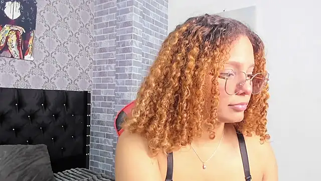 Snapshot of Crystal_bunn chatting on November 2025 06:00:02 PM Crystal bunn online show from November 2025 06:00:02 PM