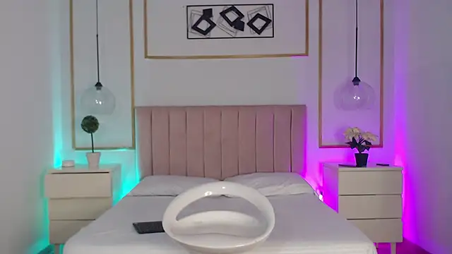 Snapshot of IsabellaCherryX chatting on November 2025 04:05:01 AM IsabellaCherryX online show from November 2025 04:05:01 AM