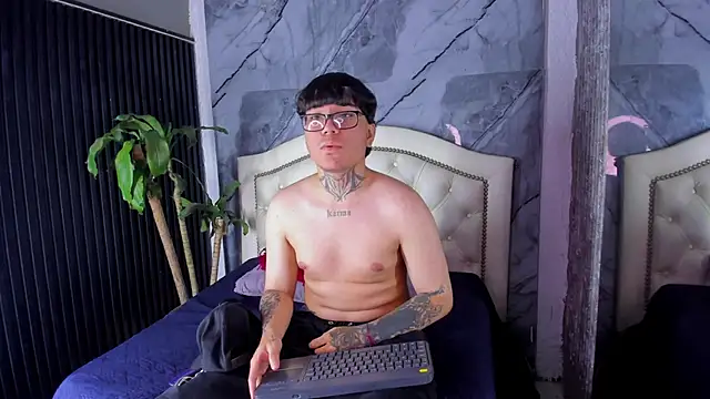 Noah West18 online show from November 2025 09:17:01 PM