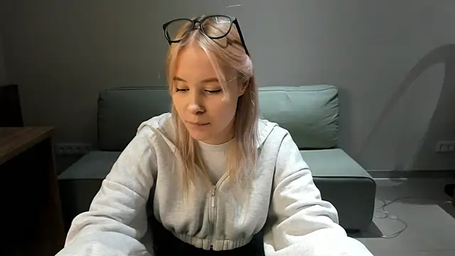 AunclreaVache online show from November 2025 10:18:02 AM