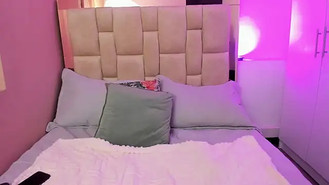 Nana  S online show from December 2025 03:01:02 AM