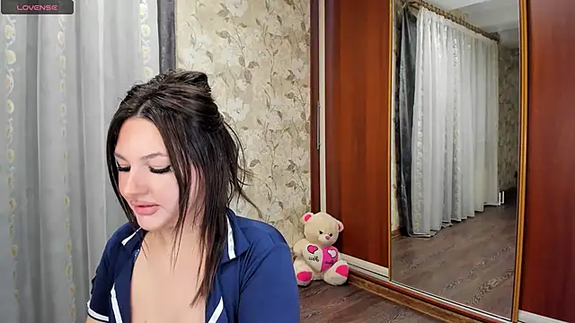 emmaledysss online show from November 2025 04:43:02 PM