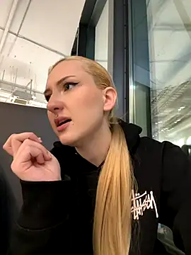 Snapshot of SenyaVibes chatting on November 2025 02:10:01 PM SenyaVibes online show from November 2025 02:10:01 PM