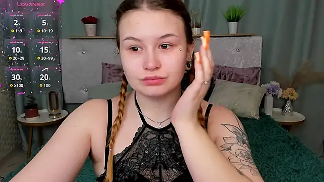 Snapshot of MilanaXHoney chatting on February 2026 01:02:01 AM MilanaXHoney online show from February 2026 01:02:01 AM