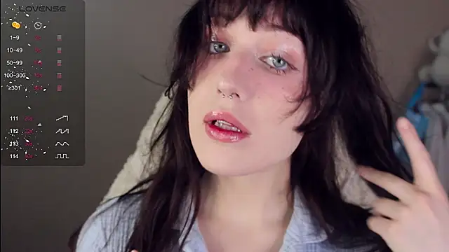 Snapshot of MePretty chatting on December 2025 12:25:01 PM MePretty online show from December 2025 12:25:01 PM