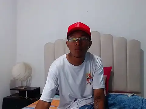 Snapshot of BobbyHot_4u chatting on December 2025 01:16:02 PM BobbyHot 4u online show from December 2025 01:16:02 PM