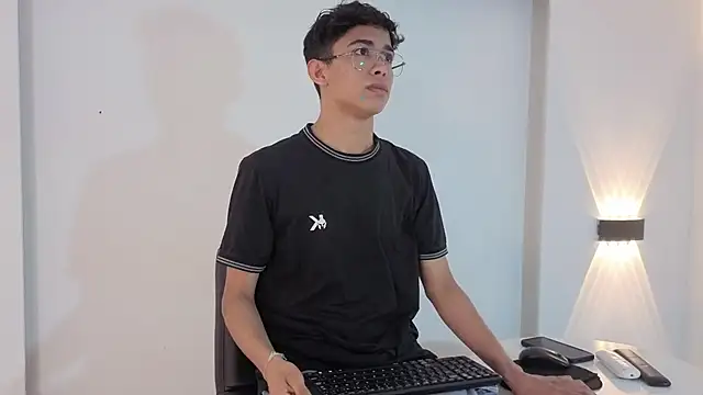 Snapshot of CharmingJeremy_ chatting on December 2025 12:21:02 PM CharmingJeremy online show from December 2025 12:21:02 PM