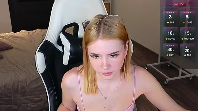 shinyluna1 online show from December 2025 03:38:02 AM