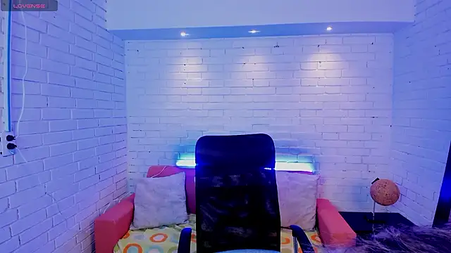 TiffanyHoustton online show from February 2026 12:00:01 PM