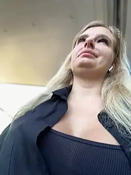 Snapshot of Betsy chatting on January 2025 08:06:02 AM Betsy online show from January 2025 08:06:02 AM