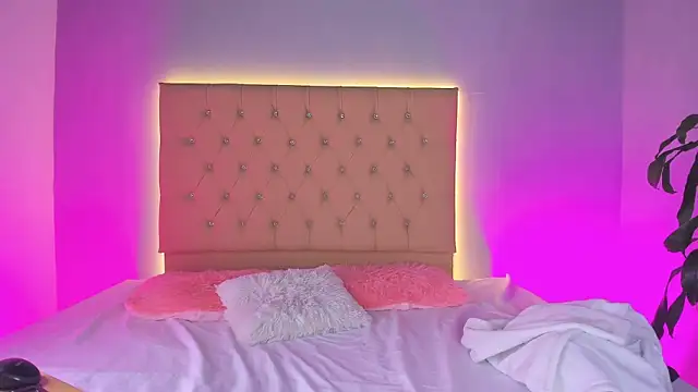 EmmaLawrence  online show from February 2026 09:04:02 AM